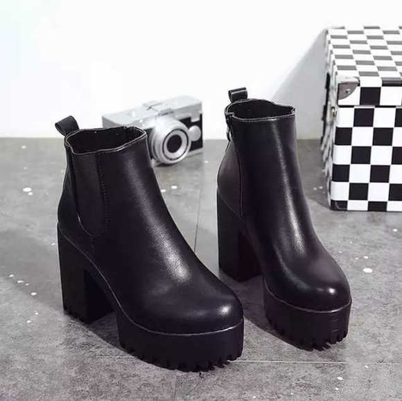 Grunge Platform Ankle Boots - Picture 3 of 6
